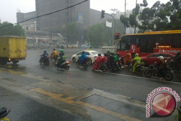Hujan lebat guyur Jakarta hari ini