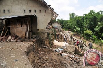 Rumah TKW di Sukabumi diterjang longsor