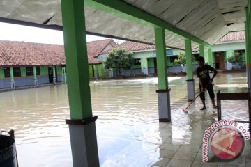 Luapan Kali Bekasi merendam dua pemukiman