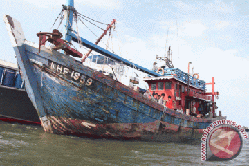 Kapal AL Mego II-2-15 Lanal Bengkulu tertibkan trawl