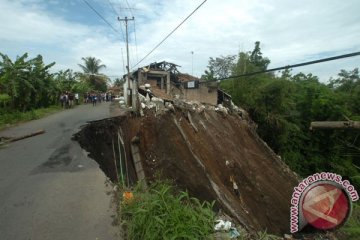 Petugas PTKAI tertimbun tanah longsor di Tasikmalaya