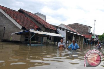 Warga Total Persada Tangerang mengungsi di GOR