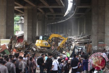 Satpol PP DKI tertibkan kolong tol Pluit