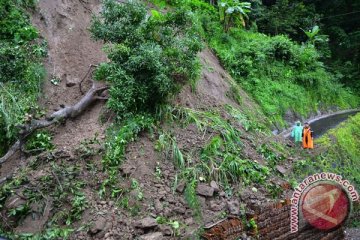 Longsor tutup Jalan Raya Nyalindung Sukabumi