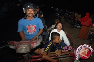 Warga Padang mengungsi setelah gempa 