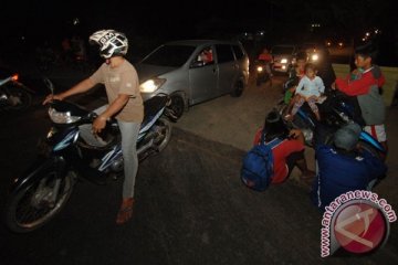 Warga Padang mengungsi setelah gempa 