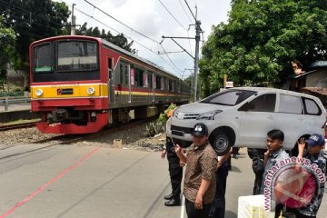 Petugas amankan pemasang batu di atas rel kereta