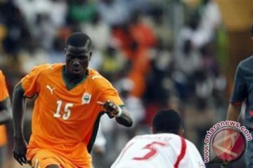 Sunderland batalkan kontrak Eboue setelah skorsing