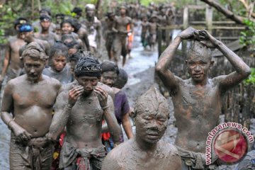 Umat Hindu rayakan Melasti di Pantai Ngobaran