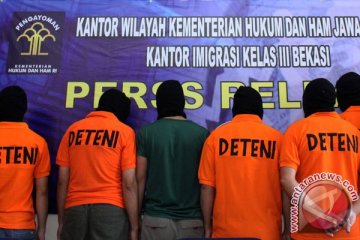 Imigrasi Pekanbaru terima paspor 24 TKA China