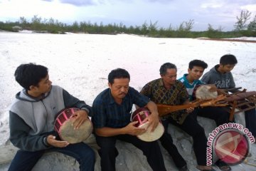 Menebar benih kesenian Dambus di hati muda-mudi Bangka Belitung