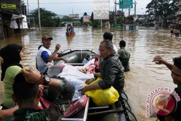Jalan raya Cicalengka terendam banjir luapan Sungai Citarik