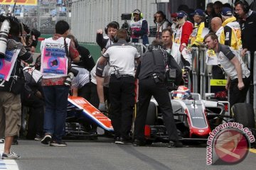 Rio Haryanto - Grosjean terjadi insiden saat di pit-lane