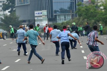 Pengemudi taksi bentrok dengan ratusan awak Go Jek