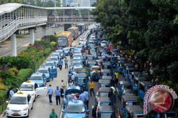 Massa supir taksi konvensional demonstrasi di depan Kantor Kominfo