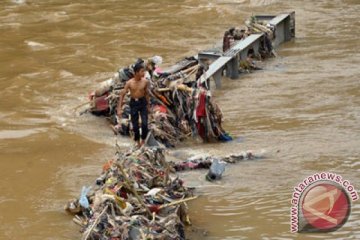 Korban tewas jembatan ambruk lima orang