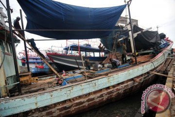 Puluhan kapal nelayan rusak akibat cuaca buruk