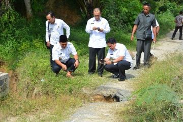 MUSTAFA TINJAU JALAN RUSAK