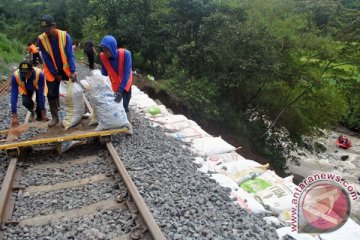 Jalur kereta api di Garut longsor