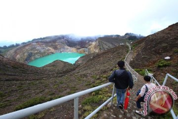 Belasan wisatawan Jerman berwisata ke Danau Kelimutu