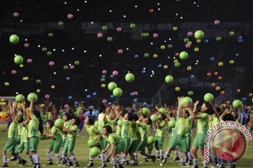 Aremania bikin pos di Stadion Pakansari Cibinong