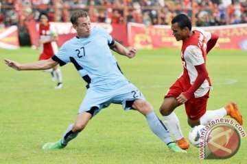 Pemain PSM gunakan pita hitam lawan Persela