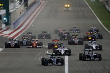 Niki Lauda salahkan Hamilton setelah Mercedes tabrakan