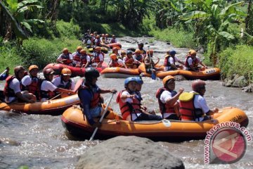 Wisata arung jeram Telaga Waja penuh tantangan