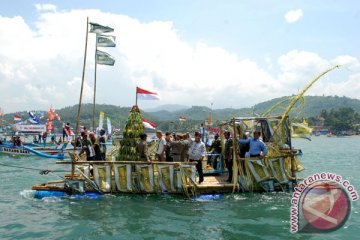 Kendaraan wisatawan antre menuju laut selatan Sukabumi