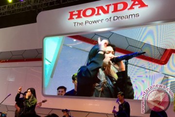 Isyana Sarasvati sapa pengunjung booth Honda di IIMS