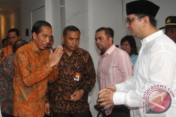 Presiden Jokowi salami para pelayat adik iparnya yang meninggal