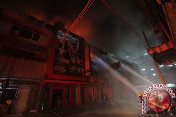 Ruko di kompleks Pasar Atom Surabaya terbakar