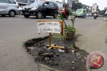Ketika polisi terpaksa tandai jalan berlubang di Bekasi