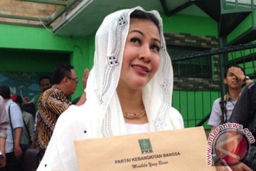 "Wanita Emas" kembalikan formulir pendaftaran cagub ke PDIP