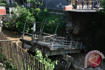 Ratusan nelayan Tulungagung terisolir akibat jembatan putus