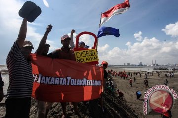 Nelayan antar 20 kg ikan dari Teluk Jakarta untuk Ahok