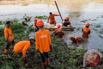 Peringati Hari Air, Warga Kupang bersihkan Sungai Dendeng