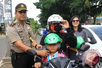 MPMX dan Forwot bagikan helm anak gratis di Jakarta Timur