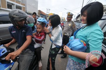 Polwan pun berkebaya demi Hari Kartini