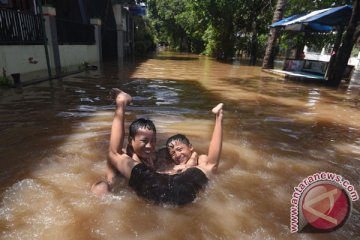Anak ditemukan tewas saat banjir Surabaya Barat