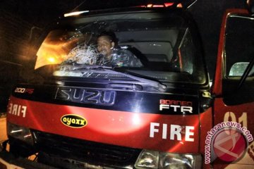 Mobil pemadam kebakaran dihadang massa Pasar Limbangan
