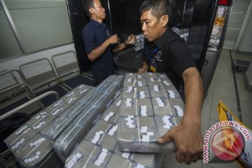 Rupiah melemah tipis ke Rp13.523 Senin pagi