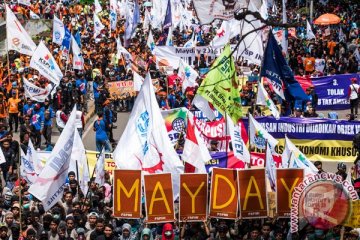 Saat May Day, sejumlah buruh keluhkan susah menikah