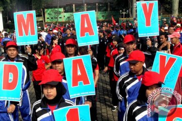 Buruh Banyumas senam dan doa bersama peringati May Day