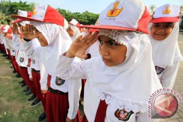 Lapar dan kepanasan, sejumlah peserta upacara hardiknas di Malang pingsan