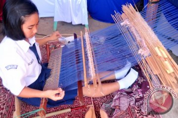 Muatan lokal tenun songket