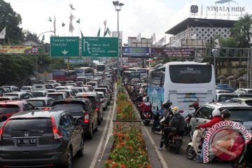 Situasi lalu lintas Cisarua arah Jakarta mulai padat