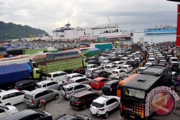 Dermaga Pelabuhan Merak dipadati kendaraan pribadi