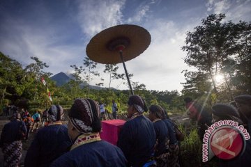 Keraton Yogyakarta serahkan "ubo rampe" labuhan Merapi