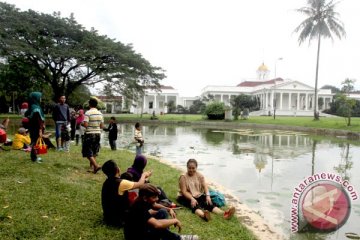 Ribuan warga "memeluk" Kebun Raya Bogor